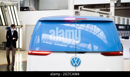 Hannover, Deutschland. Juli 2021. Im Volkswagen-Werk für Nutzfahrzeuge steht ein ID.Buzz-Elektrobus. Volkswagen stellt Details seiner neuen Konzernstrategie vor. Es wird erwartet, dass das Konzept "New Auto" unter anderem die Schlüsselthemen Digitalisierung und Dienstleistungen weiter in den Fokus rücken wird. Europas größter Automobilkonzern plant bereits für die nächsten Jahre zweistellige Milliardeninvestitionen, um sein Angebot an Elektro- und Hybridmodellen sowie die eigene Batteriezellenproduktion zu erweitern. Quelle: Julian Stratenschulte/dpa/Alamy Live News Stockfoto