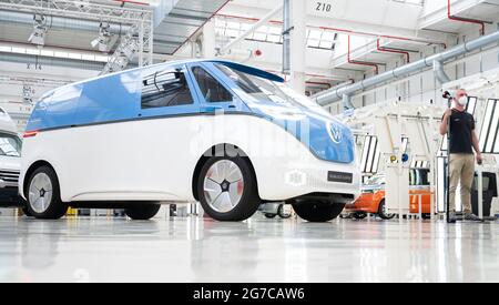 Hannover, Deutschland. Juli 2021. Im Volkswagen-Werk für Nutzfahrzeuge steht ein ID.Buzz-Elektrobus. Volkswagen stellt Details seiner neuen Konzernstrategie vor. Es wird erwartet, dass das Konzept "New Auto" unter anderem die Schlüsselthemen Digitalisierung und Dienstleistungen weiter in den Fokus rücken wird. Europas größter Automobilkonzern plant bereits für die nächsten Jahre zweistellige Milliardeninvestitionen, um sein Angebot an Elektro- und Hybridmodellen sowie die eigene Batteriezellenproduktion zu erweitern. Quelle: Julian Stratenschulte/dpa/Alamy Live News Stockfoto