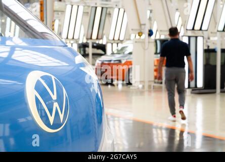 Hannover, Deutschland. Juli 2021. Im Volkswagen-Werk für Nutzfahrzeuge steht ein ID.Buzz-Elektrobus. Volkswagen stellt Details seiner neuen Konzernstrategie vor. Es wird erwartet, dass das Konzept "New Auto" unter anderem die Schlüsselthemen Digitalisierung und Dienstleistungen weiter in den Fokus rücken wird. Europas größter Automobilkonzern plant bereits für die nächsten Jahre zweistellige Milliardeninvestitionen, um sein Angebot an Elektro- und Hybridmodellen sowie die eigene Batteriezellenproduktion zu erweitern. Quelle: Julian Stratenschulte/dpa/Alamy Live News Stockfoto