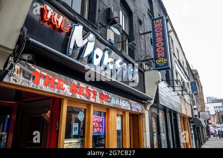 London - Juli 2021: Das Monsoon, eines von vielen südasiatischen Restaurants an der Brick Lane in East London Stockfoto