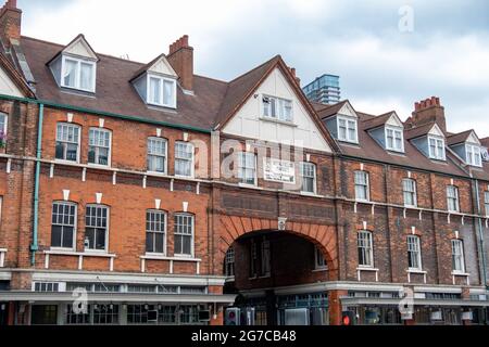 London - Juli 2021: Spitalfields Market in Shoreditch, Spitalfields Gegend in der Nähe der City of London. Ein beliebter Markt mit Essen, Bars, Kunst und Craf Stockfoto