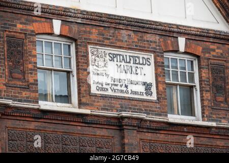 London - Juli 2021: Spitalfields Market in Shoreditch, Spitalfields Gegend in der Nähe der City of London. Ein beliebter Markt mit Essen, Bars, Kunst und Craf Stockfoto