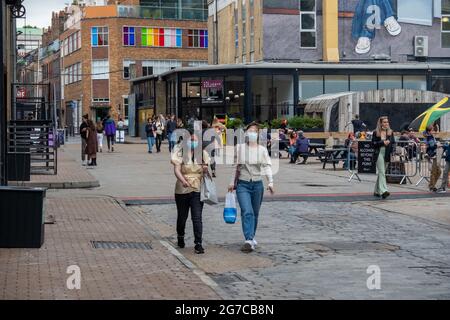 London - Juli 2021: Besucher von East London tragen Gesichtsmasken auf den Märkten der Truman Brewery Stockfoto