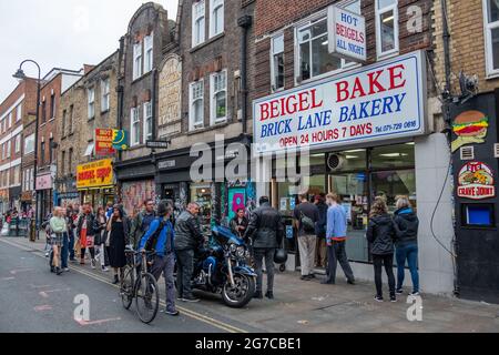 London - Juli 2021: Beigel Bake, ein berühmter Bagel-Laden in der Brick Lane, einer modischen Gegend im Osten Londons Stockfoto