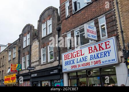 London - Juli 2021: Beigel Bake, ein berühmter Bagel-Laden in der Brick Lane, einer modischen Gegend im Osten Londons Stockfoto