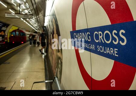 London - Juli 2021: Charing Cross London U-Bahn-Station Plattform. Stockfoto