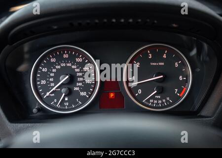 Modernes Armaturenbrett. Nahaufnahme. Tachometer mit zwei Anzeigen und Tachometer mit weißen Pfeilen Stockfoto