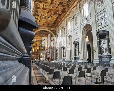 Stühle bereit, um die Gläubigen in der römischen Kathedrale von San Giovanni in Laterano begrüßen, nach den Anti-Ansteckungsvorschriften für die Cov Stockfoto