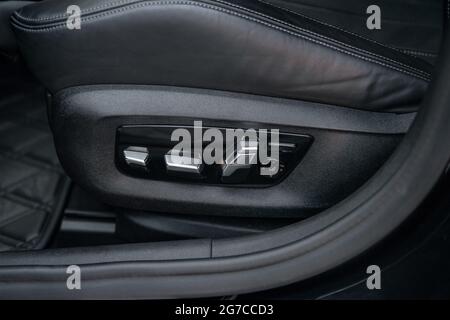 Automatische, luxuriöse und komfortable Autositze mit Bedienfeld und Einstellmöglichkeiten. Moderne schwarze Innenausstattung mit Details von Stühlen. Luxus Auto Interi Stockfoto
