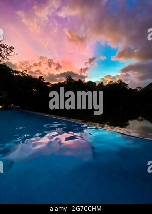 Sonnenuntergang am Kanchanaburi River Khwae Yai oder Kwai in Thailand Stockfoto