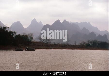 Berge am Li Jiang Fluss nahe der Stadt Guilin, China 1998. Berge am Ufer des Flusses Li Jiang in der Nähe der Stadt Guilin, China 1998. Stockfoto