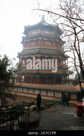 Turm zum Buddhistischen Wohlgeruch im Neuen Sommerpalast in Peking, China 1998. Turm der buddhistischen Weihrauch im Sommerpalast von Peking, China 1998. Stockfoto