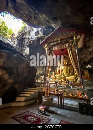 Wat Ban Tham Tempel und Höhle in Kanchanaburi, Thailand Stockfoto