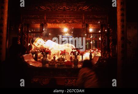 Liegende Buddha Statue im Jade-Buddha-Tempel in der Stadt Shanghai, China 1998. Liegende Buddha-Statue im Jade Buddha Tempel in der Stadt Shanghai, China 1998. Stockfoto