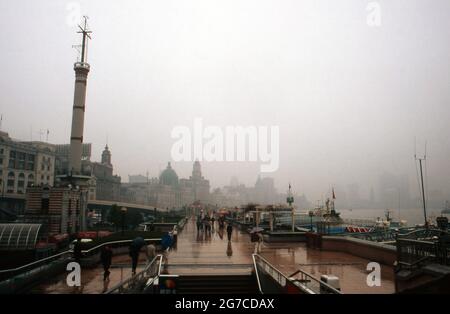 Blick auf das HSBC Building (Kuppel) und das alte Zollgebäude am Bund in Shanghai, China 1998. Blick auf das HSBC-Gebäude und das alte Zollhaus am Bund in Shanghai, China 1998. Stockfoto