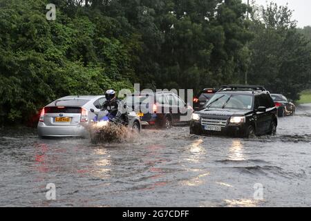 Juli 2021. Sturzfluten nach starken Regenfällen verursachen Straßenchaos auf der A3050. Hurst Road, East Molesey, Surrey, England, Großbritannien. Kredit: Ian Bottle/Alamy Live Nachrichten Stockfoto