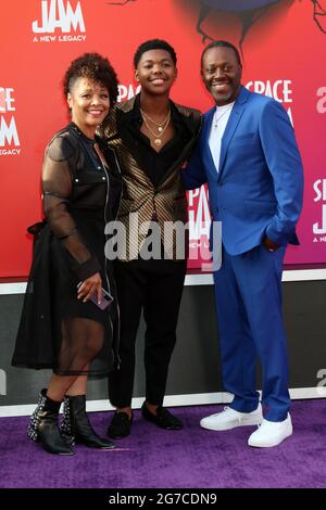 12. Juli 2021, Los Angeles, CA, USA: LOS ANGELES - 12. JULI: Cedric Joe, Parents at the Space Jam: A New Legacy Premiere im Microsoft Theatre am 12. Juli 2021 in Los Angeles, CA (Bild: © Kay Blake/ZUMA Wire) Stockfoto
