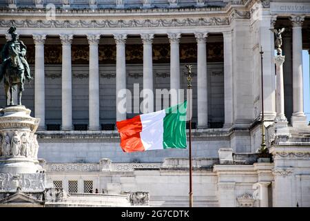 Italienische Flagge am Vittoriano-Denkmal in Rom Stockfoto