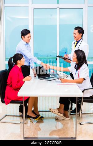 Asiatische Arzt, Patient im Büro Beratung mit X-ray Foto Stockfoto