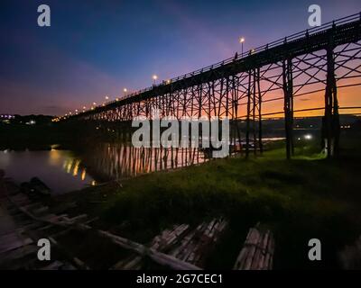 Mon Bridge, alte Holzbrücke bei Sonnenuntergang in Sangkhlaburi, Kanchanaburi, Thailand Stockfoto