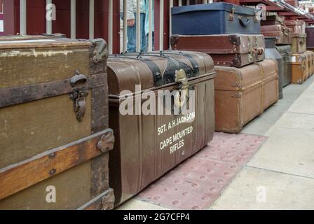 Buckinghamshire, Railway Centre, Quainton, Großbritannien; Oldtimer-Gepäck auf dem Bahnsteig Stockfoto