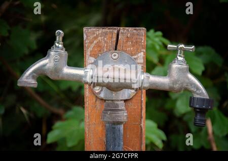 VERSMOLD, DEUTSCHLAND. 20. JUNI 2021 Campingpark Sonnensee Alter Wasserhahn Stockfoto