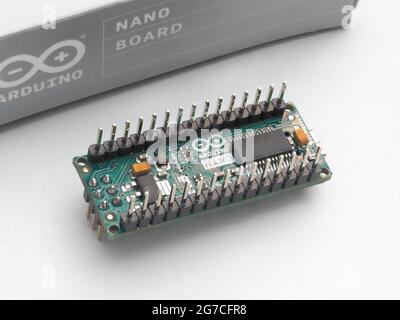 Galati, Rumänien - 12. Juli 2021: Original Arduino Nano Board für die Implementierung von Elektronik- und Robotik-Projekten. Isoliert auf weißem Hintergrund Stockfoto