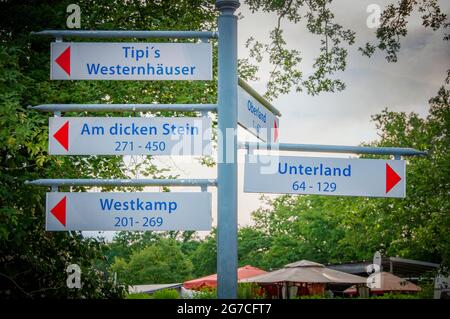 VERSMOLD, DEUTSCHLAND. 20. JUNI 2021. Campingpark Sonnensee Wegweiser zur Touristennavigation Stockfoto