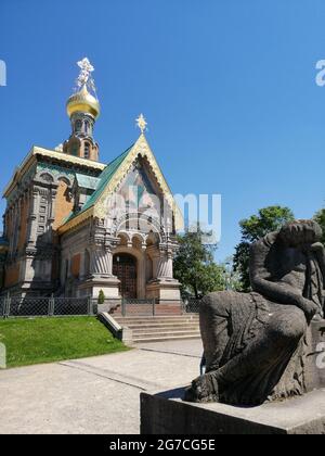 Mathildenhöhe.Russische Orthodoxe Kirche der hl. Maria Magdalena Darmstadt. Skulptur und die russisch-orthodoxe Kirche in Darmstadt, Hessen, Deutschland. Stockfoto