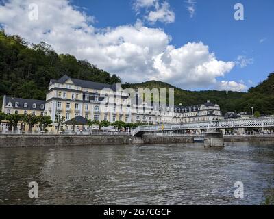 Blick über die Lahn auf das spektakuläre Kurhaus in Bad Ems, einer Kaiserbad- und Wellnessstadt in Rheinland-Pfalz/Rheinland-Pfalz, Deutschland. Stockfoto