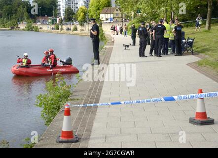 Maidstone, Kent, Großbritannien. Such- und Rettungsaktion auf der Suche nach einem Mann in der Medway. Stockfoto