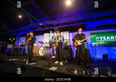 Die Blightening Seeds treten bei einem Carlsberg-Event auf, das im Hause des FC Liverpool, Anfield, stattfindet. Stockfoto