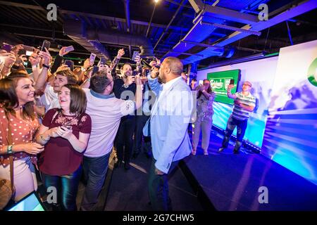 Der ehemalige FC Liverpool-Spieler John Barnes singt bei einem von Carlsberg gesponserten Event in den Clubs Anfield Ground den World in Motion-Hit. Stockfoto