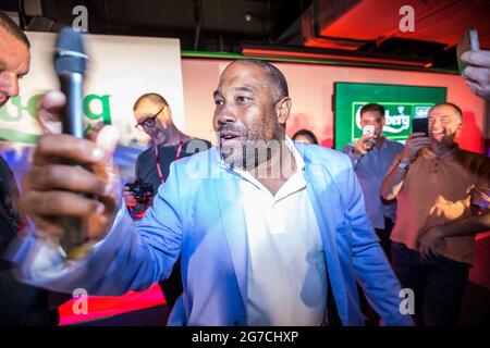 Der ehemalige FC Liverpool-Spieler John Barnes singt bei einem von Carlsberg gesponserten Event in den Clubs Anfield Ground den World in Motion-Hit. Stockfoto