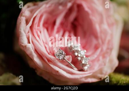 Brautring, Diamantringe, Hochzeitsvorbereitung Stockfoto