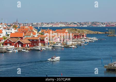Blick über Fiskebackskil ein altes Fischerdorf an der schwedischen Westküste mit Lysekil Stadt im Hintergrund Stockfoto