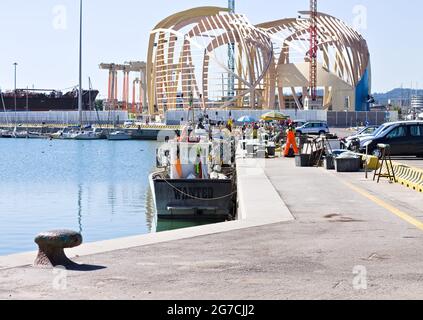 Pesaro, Italien - 09. juli 2020: Der Hafen von Pesaro mit Fischern am Pier und einem Holzgebäude im Bau in der Werft Stockfoto