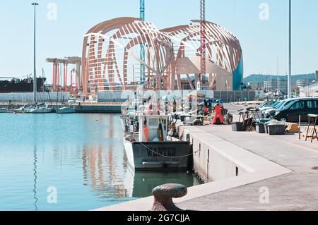 Pesaro, Italien - 09. juli 2020: Der Hafen von Pesaro mit Fischern am Pier und einem Holzgebäude im Bau in der Werft Stockfoto