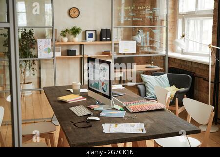 Bild eines leeren Boardraums mit Tisch und Monitor-Computer in der Mitte des Raumes Stockfoto