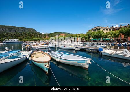 Kleine Boote im Hafen von Garda Stadt, Ferienort an der Küste des Gardasees (Lago di Garda) vertäut. Provinz Verona, Venetien, Italien, Europa Stockfoto