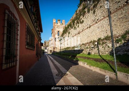 Mittelalterliche Umbaumauer des kleinen Dorfes Lazise, Ferienort an der Küste des Gardasees (Lago di Garda). Verona, Venetien, Italien, Europa. Stockfoto