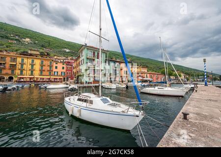 Hafen des Dorfes Castelletto di Brenzone, Ferienort an der Küste des Gardasees. Brenzone sul Garda Gemeinde, Verona, Venetien, Italien. Stockfoto