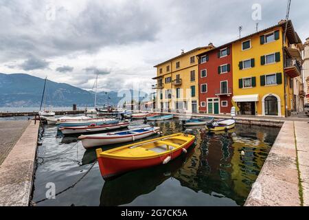 Hafen des Dorfes Castelletto di Brenzone, Ferienort an der Küste des Gardasees. Brenzone sul Garda Gemeinde, Verona, Venetien, Italien. Stockfoto