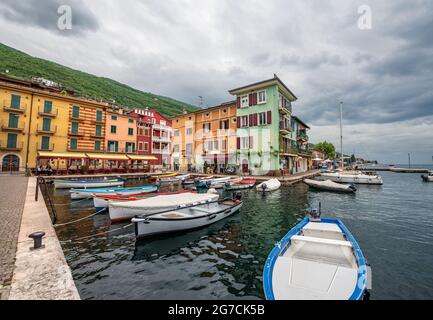 Hafen des Dorfes Castelletto di Brenzone, Ferienort an der Küste des Gardasees. Brenzone sul Garda Gemeinde, Verona, Venetien, Italien. Stockfoto