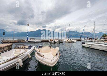 Hafen des Dorfes Castelletto di Brenzone, Ferienort an der Küste des Gardasees. Brenzone sul Garda Gemeinde, Verona, Venetien, Italien. Stockfoto