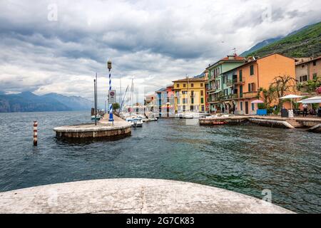 Hafen des Dorfes Castelletto di Brenzone, Ferienort an der Küste des Gardasees. Brenzone sul Garda Gemeinde, Verona, Venetien, Italien. Stockfoto