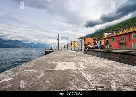 Hafen des Dorfes Castelletto di Brenzone, Ferienort an der Küste des Gardasees. Brenzone sul Garda Gemeinde, Verona, Venetien, Italien. Stockfoto