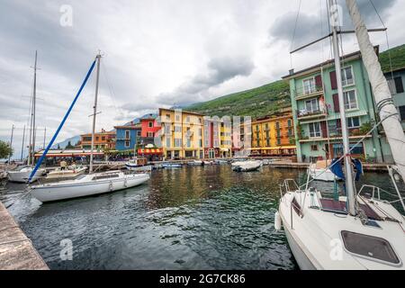 Hafen des Dorfes Castelletto di Brenzone, Ferienort an der Küste des Gardasees. Brenzone sul Garda Gemeinde, Verona, Venetien, Italien. Stockfoto