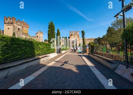 Mittelalterliche Scaligero Burg von Lazise (IX-XIV Jahrhundert), Ferienort an der Küste des Gardasees (Lago di Garda). Verona, Venetien, Italien, Europa. Stockfoto