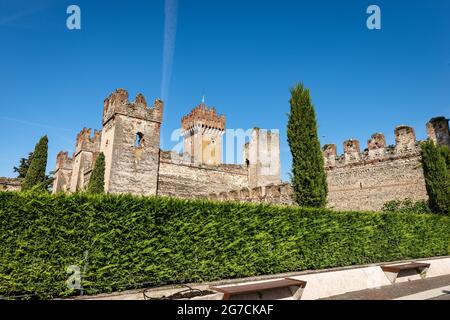 Mittelalterliche Scaligero Burg von Lazise (IX-XIV Jahrhundert), Ferienort an der Küste des Gardasees (Lago di Garda). Verona, Venetien, Italien, Europa. Stockfoto
